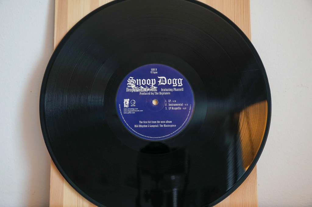 Snoop Dogg Featuring Pharrell Williams - Drop It Like It's Hot